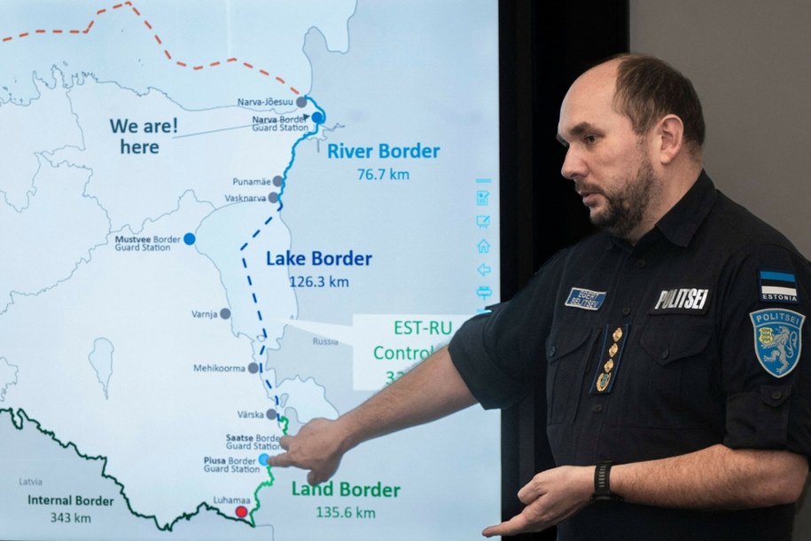 Egert Belitsev pokazuje mapę granicy estońsko-rosyjskiej /MARKO MUMM/AFP