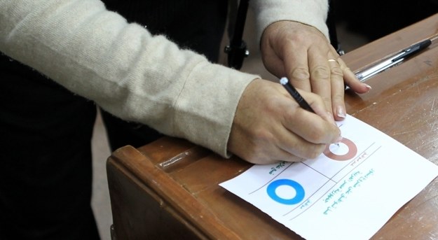Egipcjanka wypełnia kartę do głosowania /ANDRE PAIN /PAP/EPA