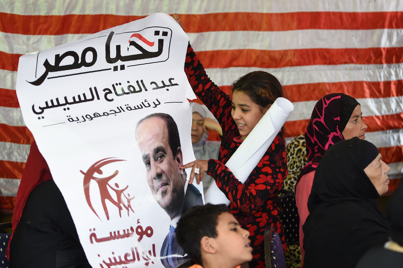 Egipska dziewczynka z plakatem prezydenta /AFP