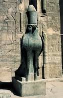 Egipska religia: Horus jako sokół w koronach Górnego i Dolnego Egiptu /Encyklopedia Internautica