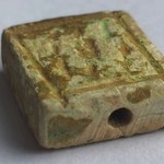 Egipski amulet w paczce. Przedmiot może mieć nawet 3 tysiące lat