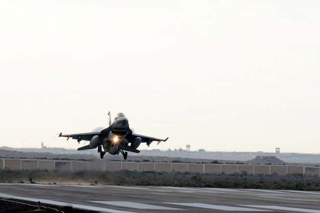 Egipski F-16 ląduje po ataku na bojowników ISIS we wschodniej Libii /EGYPTIAN ARMY/HANDOUT /PAP/EPA