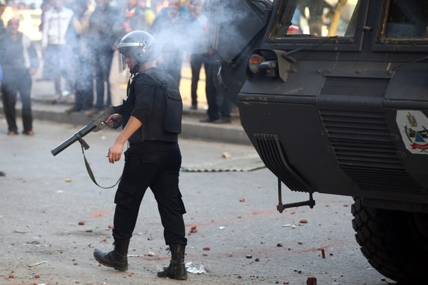 Egipski policjant w czasie starć /KHALED ELFIQI   /PAP/EPA