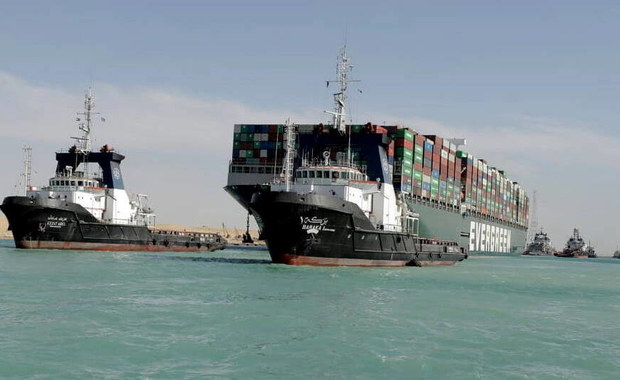 Egipskie władze nie pozwalają odpłynąć kontenerowcowi, który blokował Kanał Sueski
