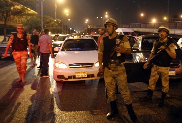 Egipskie wojsko kontrolujące samochody w Kairze /Khaled  Elfiqi /PAP/EPA