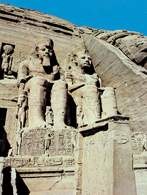 Egipt starożytny: Abou Simbel, posągi faraona Ramzesa II /Encyklopedia Internautica