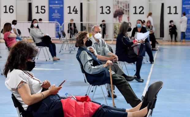 Egipt zaostrza ograniczenia pandemiczne. Serbia płaci obywatelom za szczepienia [RAPORT]