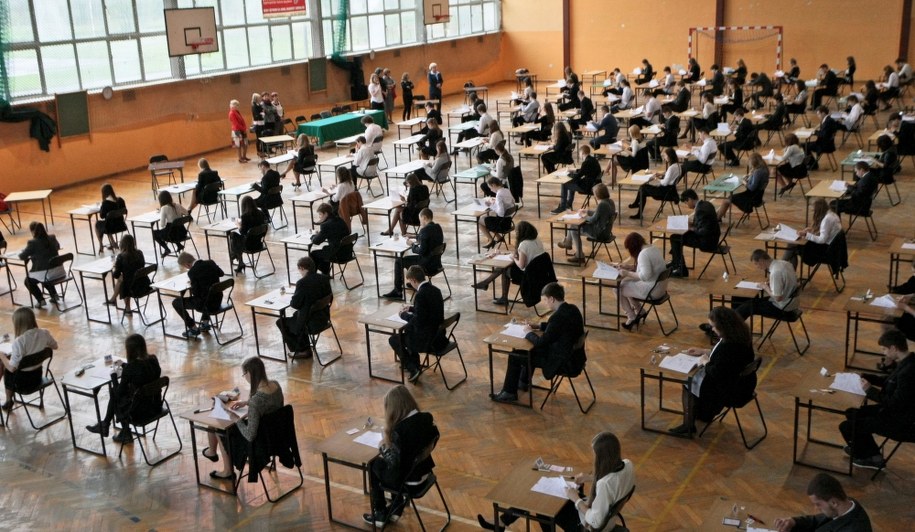 Egzamin gimnazjalny 2014. Uczniowie gimnazjum nr 21 w Gorzowie Wielkopolskim podczas części humanistycznej egzaminu /Lech Muszyński /PAP