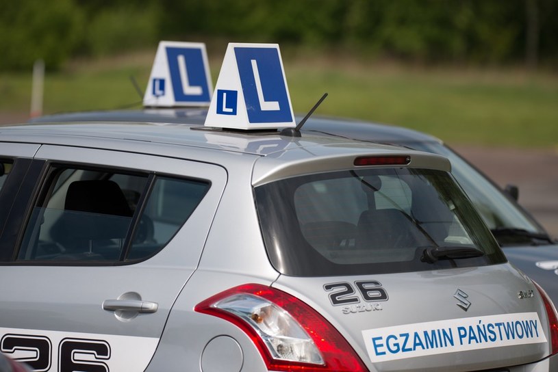 Egzamin jest trudniejszy ale młodzi kierowcy wciąż popełniają wiele wykroczeń /Piotr Kamionka /Reporter