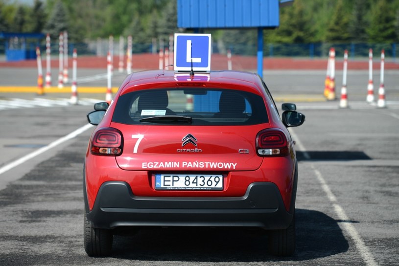 Egzamin na prawo jazdy ma się zmienić w 2022 roku. /Adam Staśkiewicz /East News
