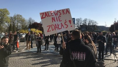 Egzamin ósmoklasistów bez zakłóceń. W czwartek rozmowy rządu i związkowców [ZAPIS RELACJI]