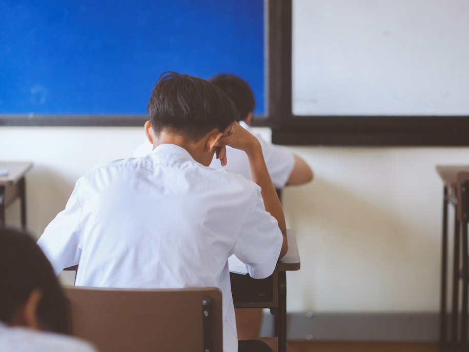 Egzamin ósmoklasisty zbliża się wielkimi krokami; sprawdziliśmy harmonogram, zasady panujące na sali oraz to, jak przeliczyć procenty na cenne punkty rekrutacyjne /Shutterstock