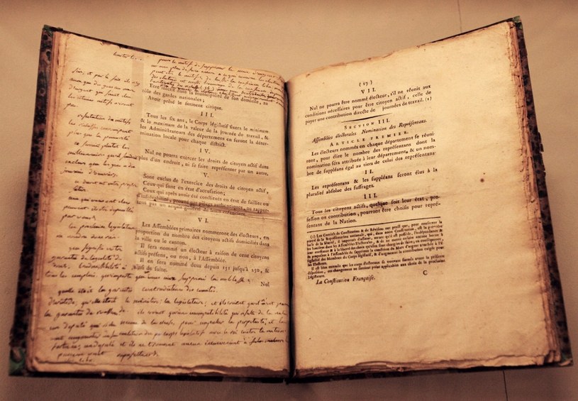 Egzemplarz francuskiej konstytucji należący do Maksymiliana Robespierre'a /AFP