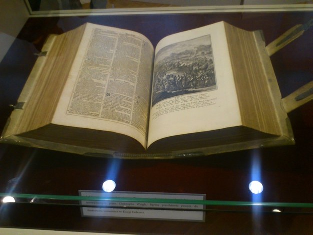 Egzemplarz XVIII-wiecznej Biblii, którą można zobaczyć w Gdańsku /Kuba Kaługa /RMF FM