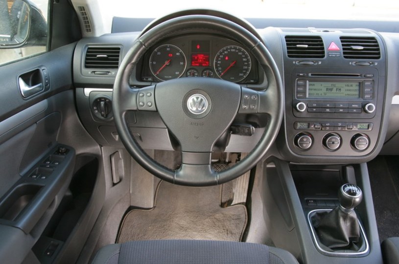 Egzemplarz z wielofunkcyjną kierownicą to rzadkość. Problem wnętrza VW Jetty to łuszczenie się gumowanych powierzchni. /Motor