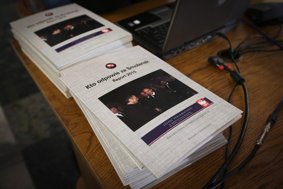 Egzemplarze raportu pt. "Kto odpowie za Smoleńsk. Pięć lat po Smoleńsku", zaprezentowanego podczas posiedzenia zespołu parlamentarnego Antoniego Macierewicza /Rafał Guz /PAP