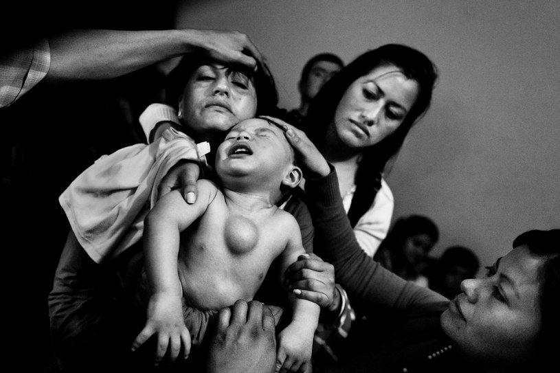 Egzorcyzmy wykonywane na dziecku. Bogota w Kolumbii, rok 2013 /Getty Images