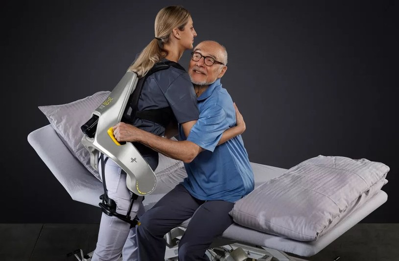 Egzoszkielet pomaga podnosić pacjentów i odciąża pielęgniarki /German Bionic /materiały prasowe