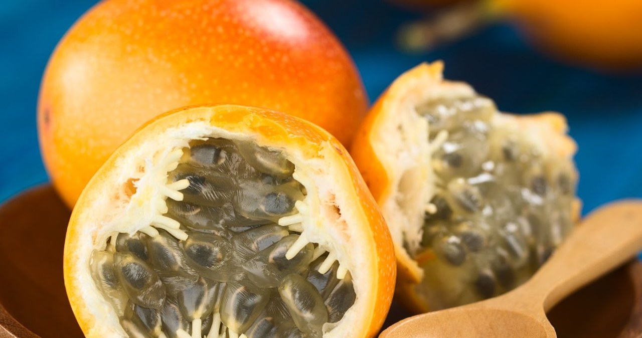 Egzotyczna, pełna aromatu i słodyczy granadilla smakuje jak miks ananasa, agrestu i brzoskwini. /ildipapp /Canva Pro