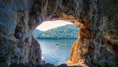 Egzotyczne plaże czy górskie szlaki? Gdzie warto pojechać w sierpniu?