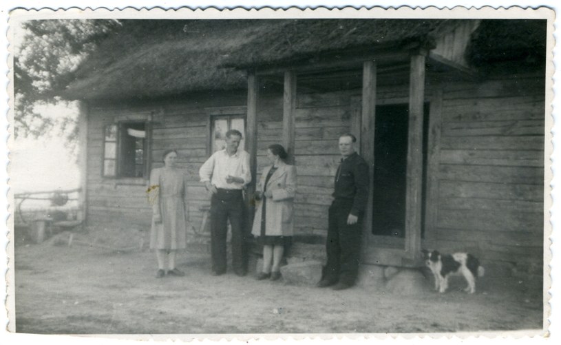 Ejszyszki, ZSRR (obecnie Litwa), 1957 r. N/z od lewej Bronisława i Konstanty Mickiewiczowie, Stanisława Wieckiewiczowa przed wyjazdem do Polski, przed repatriacją. Zdjęcie z archiwum rodzinnego Zofii Wieckiewicz z Ejszyszek. /Reprodukcja: Andrzej Sidor /Agencja FORUM