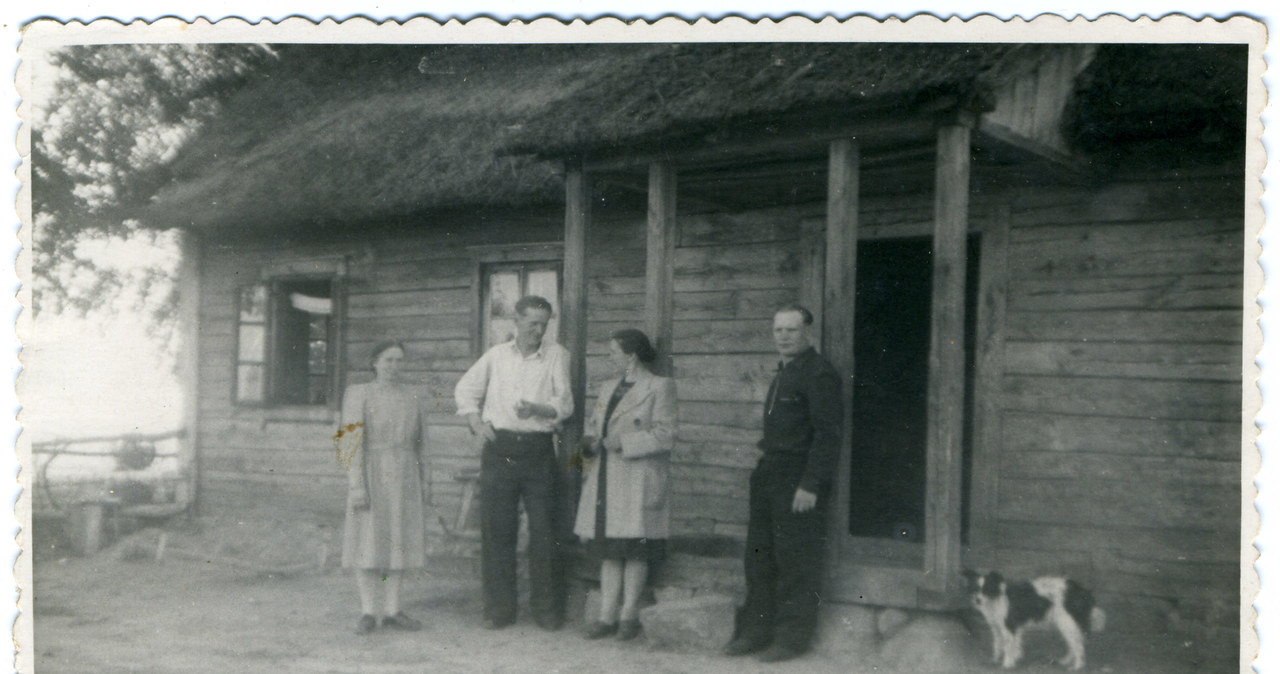 Ejszyszki, ZSRR (obecnie Litwa), 1957 r. N/z od lewej Bronisława i Konstanty Mickiewiczowie, Stanisława Wieckiewiczowa przed wyjazdem do Polski, przed repatriacją. Zdjęcie z archiwum rodzinnego Zofii Wieckiewicz z Ejszyszek. /Reprodukcja: Andrzej Sidor /Agencja FORUM