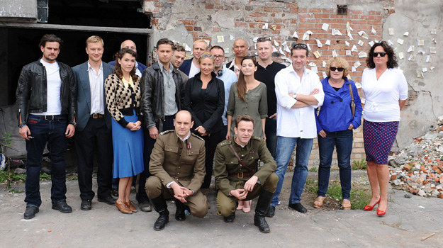 Ekipa "Czasu honoru" podczas ostatniego dnia zdjęciowego na planie piątego sezonu serialu. /Andras Szilagy /MWMedia
