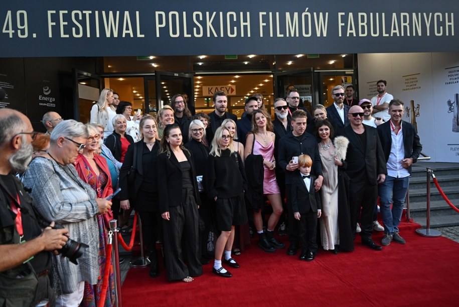 Ekipa filmu "Pod wulkanem" przed wejściem na galę otwarcia 49. Festiwalu Polskich Filmów Fabularnych w Gdyni /Adam Warżawa