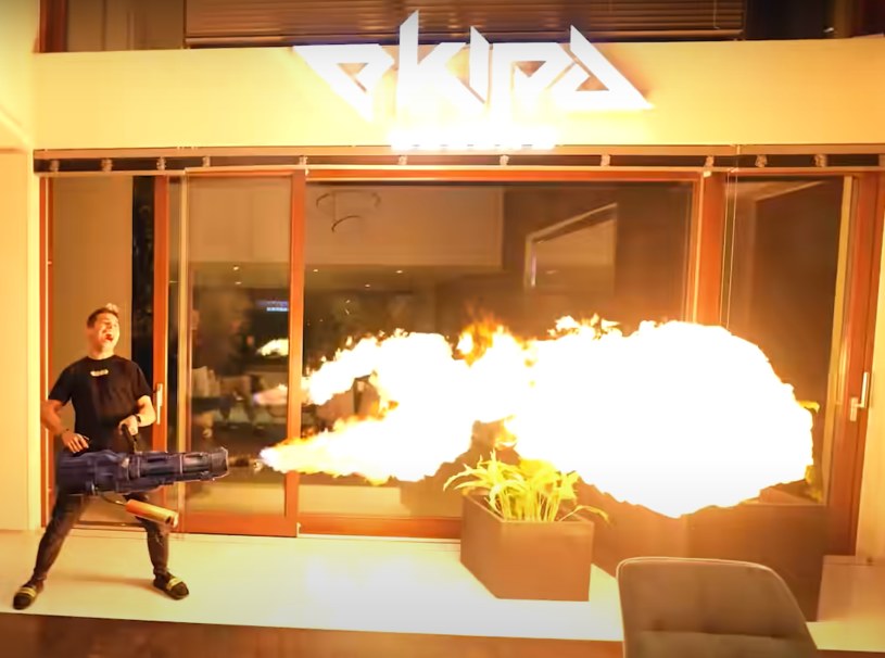 Ekipa Friza na Youtube bawiła się miotaczem ognia /materiał zewnętrzny