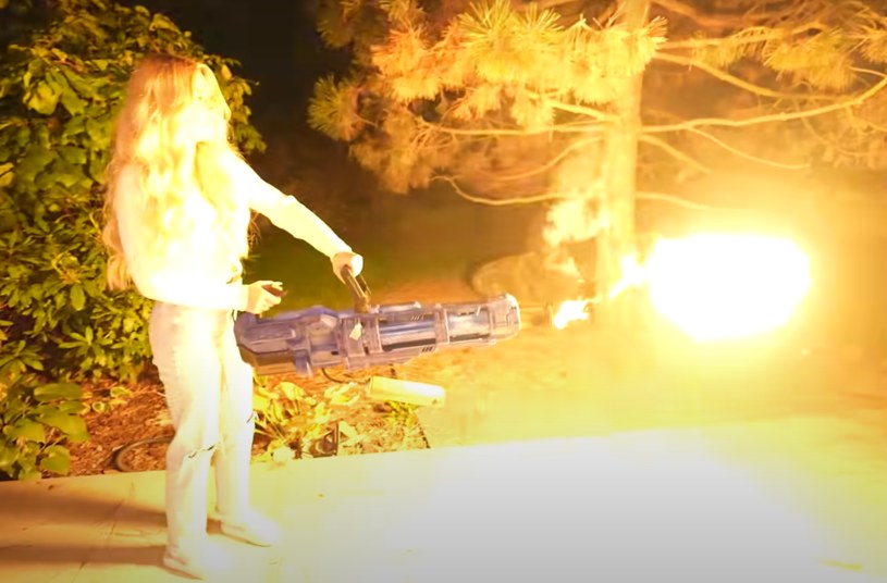 Ekipa Friza na Youtube bawiła się miotaczem ognia /materiał zewnętrzny
