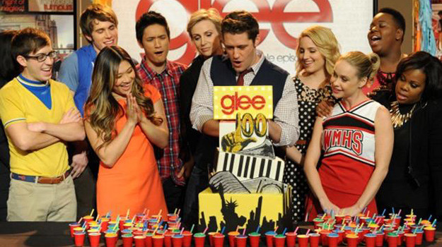 Ekipa "Glee" świętuje 100. odcinek serialu. /FOX