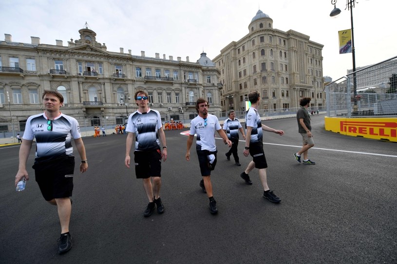 Ekipa McLarena na spacerze na torze /AFP