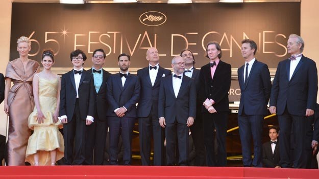 Ekipa "Moonrise Kingdom" przed Pałacem Festiwalowym w Cannes /AFP