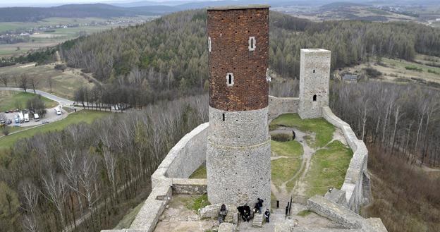 Ekipa "Ojca Mateusza" na Zamku w Chęcinach /AKPA