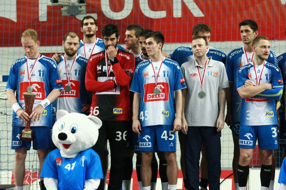 Ekipa Orlenu Wisły Płock podczas dekoracji medalowej /Marcin Bednarski /PAP