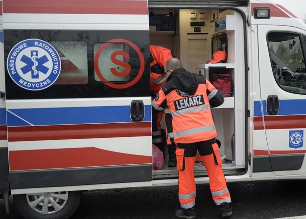 Ekipa pogotowia ratunkowego na miejscu wypadku drogowego /Darek Delmanowicz /PAP