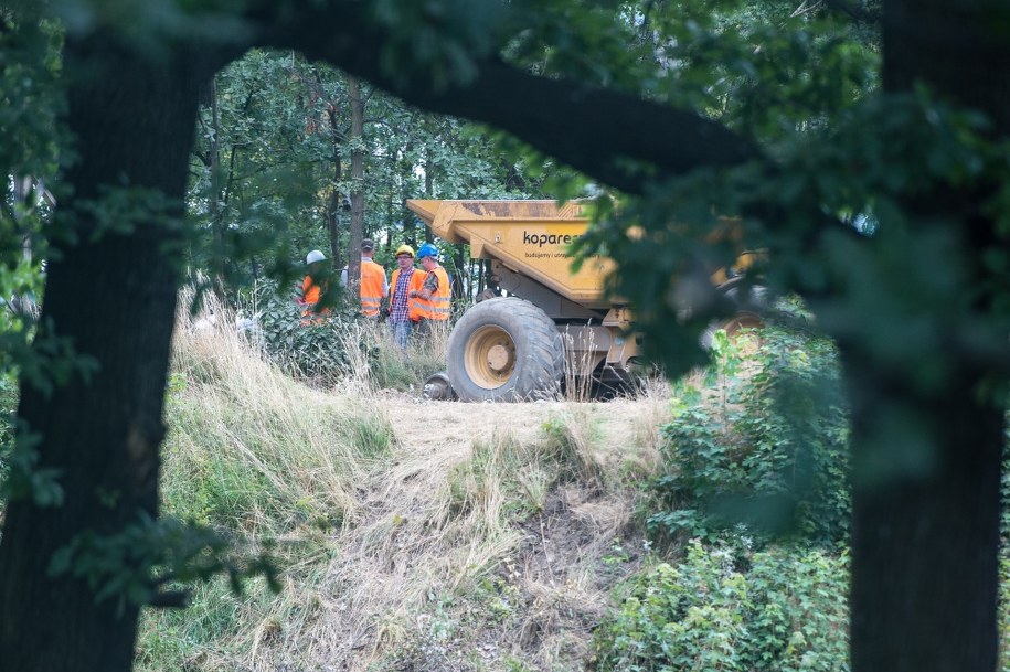 Ekipa poszukująca w Wałbrzychu pociągu z czasów II wojny światowej rozpoczęła w piątek wykop w nowym miejscu /Maciej Kulczyński /PAP