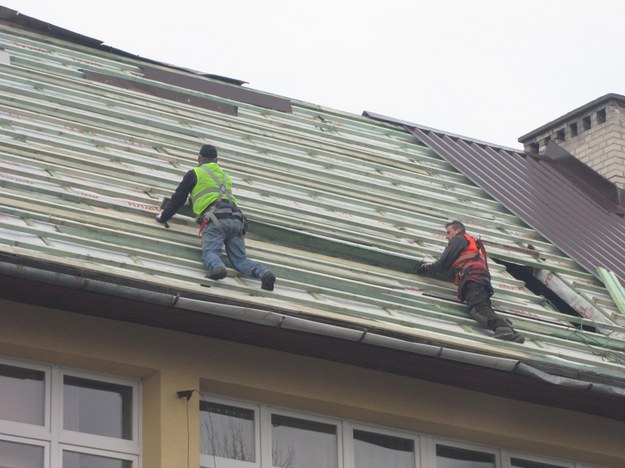 Ekipa remontowa naprawiła część północną dachu, część południowa przykryta jest tylko folią /Maciej Pałahicki /RMF FM