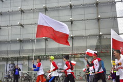 Ekipa RMF FM z flagą w drodze na krakowski Rynek