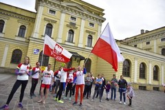 Ekipa RMF FM z flagą w drodze na krakowski Rynek