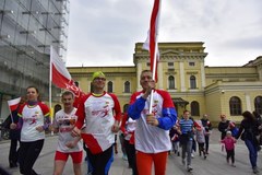 Ekipa RMF FM z flagą w drodze na krakowski Rynek