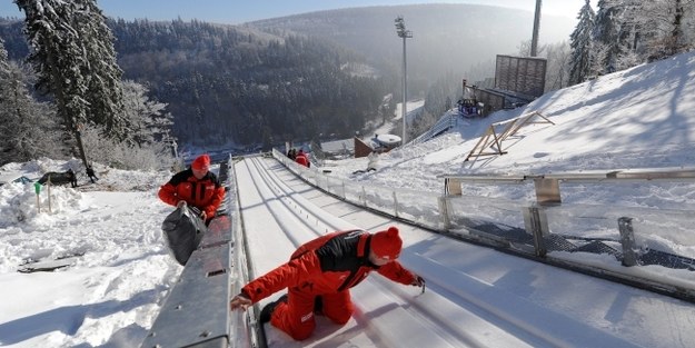 Ekipa techniczna na skoczni w Willingen /PAP/EPA/UWE ZUCCHI /PAP/EPA