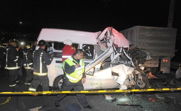 Ekipy ratownicze na miejscu tragicznego wypadku na meksykańskiej autostradzie / 	STR   /PAP/EPA