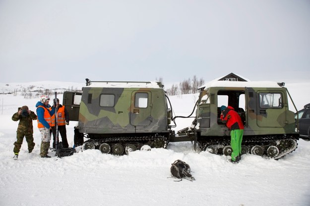 Ekipy ratunkowe Czerwonego Krzyża w drodze na akcję /TORSTEIN BOE /PAP/EPA