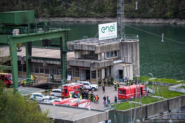 Ekipy ratunkowe w elektrowni nad jeziorem w rejonie miejscowości Suviana /Michele Lapini  /PAP/EPA