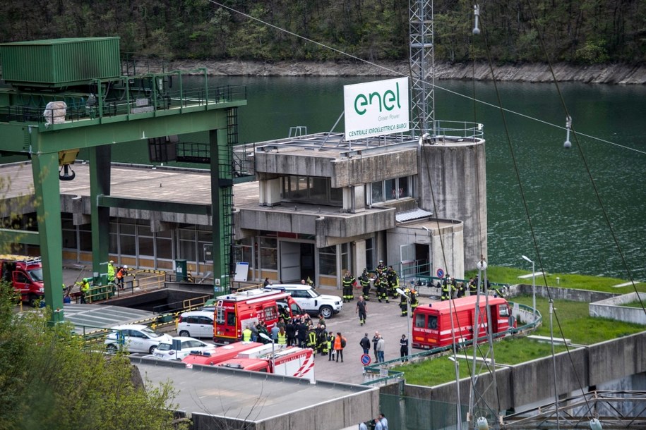 Ekipy ratunkowe w elektrowni nad jeziorem w rejonie miejscowości Suviana /Michele Lapini  /PAP/EPA