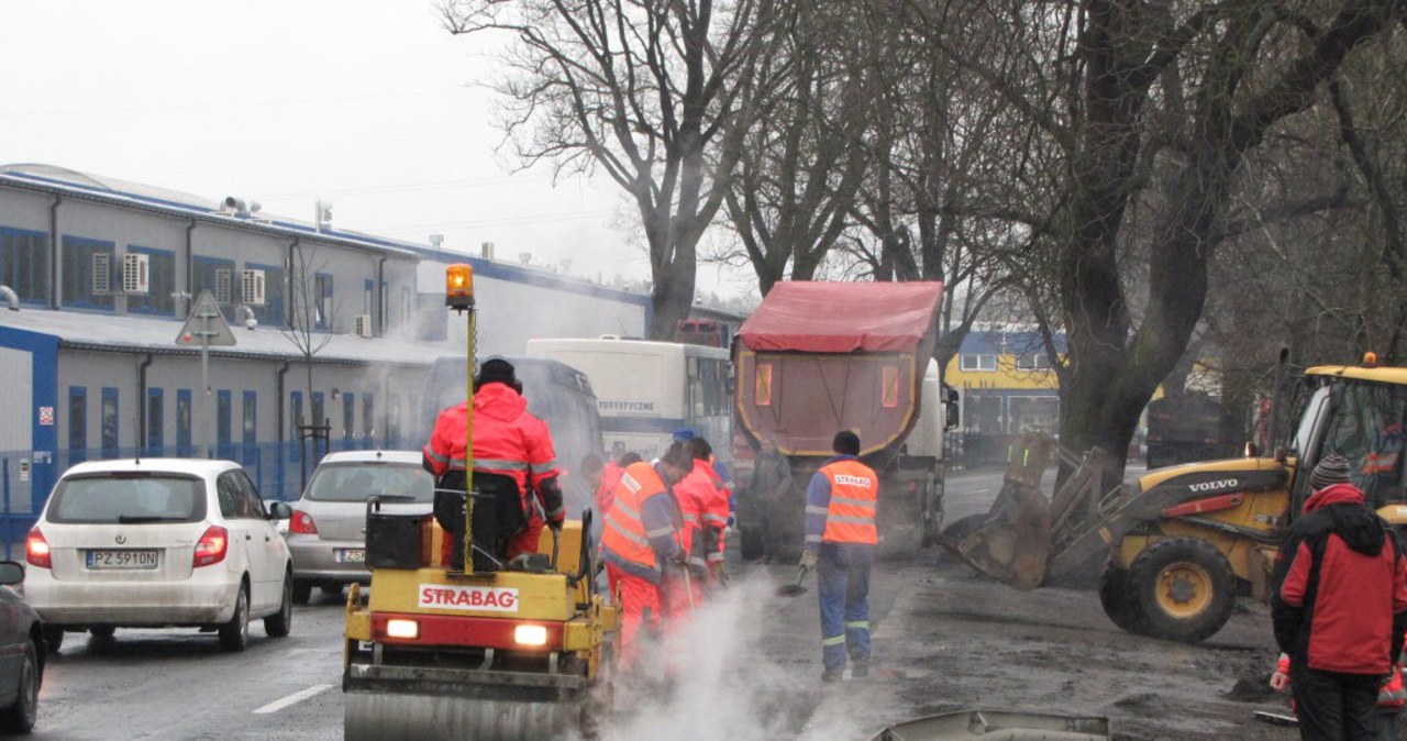Ekipy remontowe łatają dziury w Szczecinie 