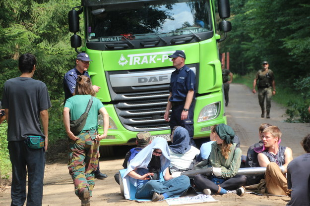 Ekolodzy blokują wyjazd ciężarówek z Puszczy Białowieskiej /Piotr Bułakowski /RMF FM