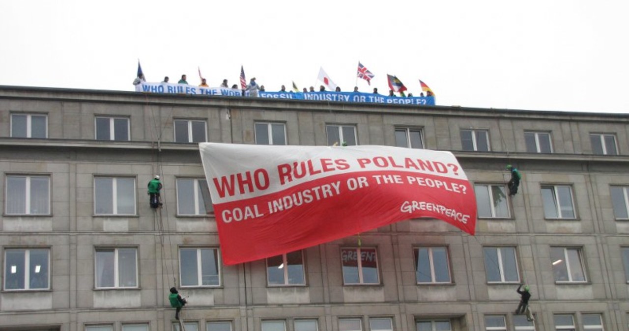 Ekolodzy na dachu gmachu ministerstwa w Warszawie