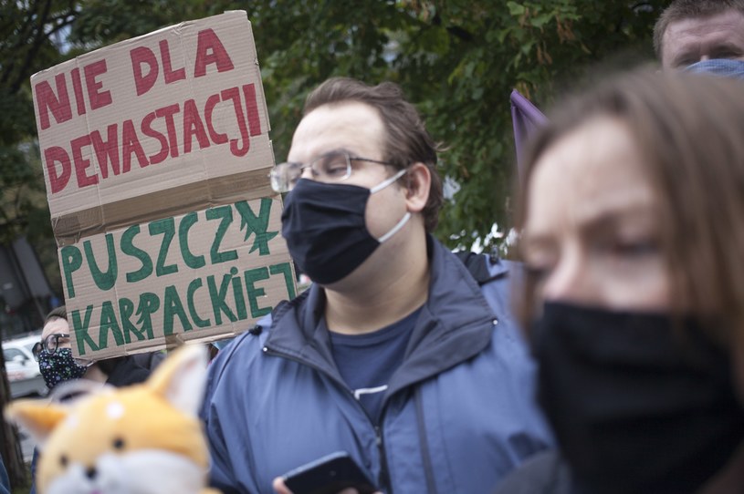 Ekolodzy nie po raz pierwszy bronią Puszczy Karpackiej. W 2020 r. w kilkunastu miastach odbyły się protesty pod hasłem "Nie oddamy Bieszczad piłom" /Maciej Luczniewski /Agencja FORUM